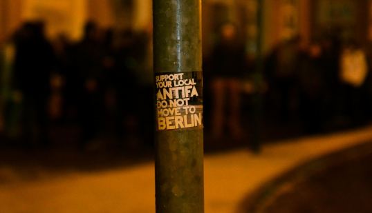 Aufkleber gegen den Wegzug nach Berlin am Bahnhof Babelsberg-Medienstadt © Sören Kohlhuber